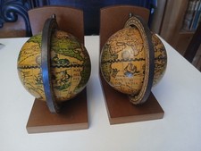 2 Holzbuchstützen mit Globus