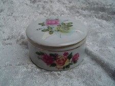 Zarte Dose mit Rosen und Goldrand  aus Porzellan