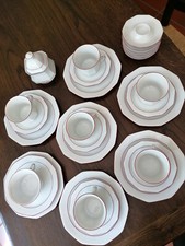 Kaffeegeschirr, eckig, weiß mit rotem Rand