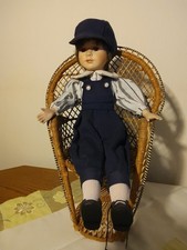 Sammlerpuppe Junge mit dunkelblauer Latzhose. Ca 39 cm. Ohne OVP.