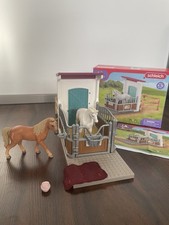 Schleich 42569 Horse Club Pferdebox, 21 Teile Spielset, Inkl. 2 Pferdefiguren