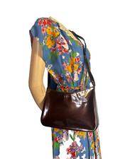 Medici Schultertasche braun Lack Leder crossblody sadlebag quiet luxury art deco