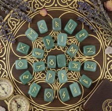 Runensteine Grüner Aventurin Orakel Runen Vegvísir Wikinger Vikings Kompass