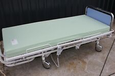 elektrisches Stiegelmeyer Pflegebett Krankenbett mit Galgen + Nachttisch