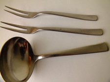2  stabile Fleischgabeln und eine Soßenkelle, Edelstahl, von Korsukewitz Berlin