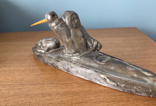 Vintage Inuit Schnitzerei - signierter Robbenjäger im Kajak - kanadische indigene Kunst