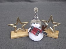 kleiner Schneemann und 2 Sterne (Metall) auf Holzpodest