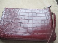 weinrote Handtasche Schultertasche ESPRIT vegane Ledertasche Reptiloptik