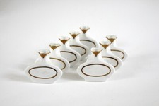 Lettin Set aus 8 kleinen Blumenvasen als Namensschildchen aus Porzellan Feste