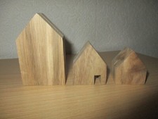 3 kleine Holz Häuser von Räder, ca. 7,5 , 4,5 und 3,5 cm hoch. Bilderhalter.
