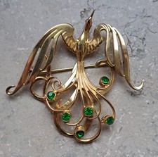 Amerikaner A&D  gestempelt goldfarbene Brosche mit grünen Steinen 