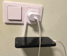Handyhalterung für Steckdose universal Ablage am Ladegerät 
