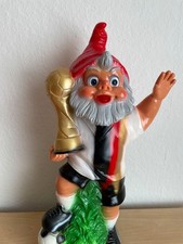 Gartenzwerg mit Pokal Fußball