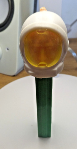 Pez vintage astronaut - astronaut, feet
