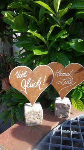 Herz aus eisen auf steinsockel - herz,