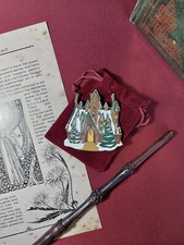 Harry Potter Pin winterlicher "Drei Besen" "Three Broomsticks" (Wizarding Trunk)