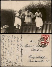 Ansichtskarte  Frauen  weiße Kleider auf dem Gartenzaun 1919 Stempel Magdeburg