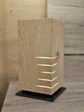 Tischlampe aus gehackter Zirbe