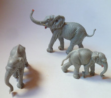original alte DDR Spielzeug TierFiguren Hartgummi Elefant junge Elefanten Plaho