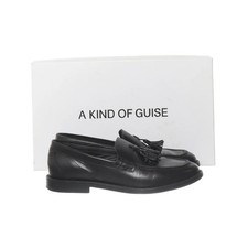 A Kind of Guise, Loafers