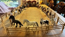 SCHLEICH Pferde (ca 22) mit viel Zubehör / Stall und Gattern