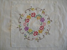 Mitteldecke Deckchen 33 x 33 cm Stickerei Handarbeit Tischdecke 60er Vintage 