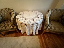 große runde weiße Tischdecke