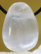 SELENIT    Trommelstein  gebohrt   EDELSTEIN  ANHÄNGER    Nr.1