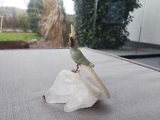 Edelstein Vogel Kakadu Naturstein auf natürlichen Bergkristall- Sockel 