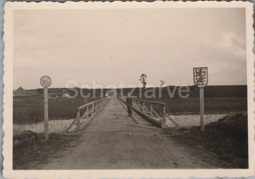 Foto brücke mit - brücke, grenzschild
