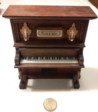 Klavier Miniatur Spieluhr für Puppenhaus/ Puppenstube, B 12,7 cm, H 13 cm, T 6cm