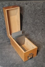 Holzkarteikasten, 42x25x19 cm,innen 40x15x15, 3 Metallteiler, sehr gut erhalten