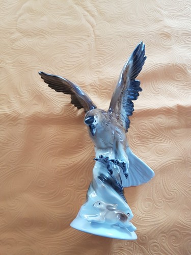 Porzellanfigur adler auf - porzellanfigur,