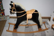 großes Schaukelpferd