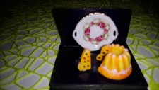 Reutter Miniaturen - (5) Teller mit Kuchen und einem Stück