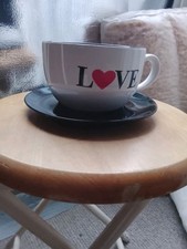 Tassenset, Jumbotasse  mit Motiv LOVE, 8cm x  6 cm und Unterteller 12 cm Fläche