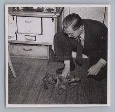 Mann krault Dackel am Bauch - Küche alter Holzofen - Altes Foto