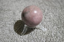 Rhodonit Kugel ca. 40mm Edelstein Kugel Sammlerstück Natur + Kunstoffständer
