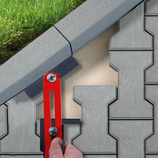 Messlehre und Anreissgerät für die Verlegung von Pflastersteine und Randsteine