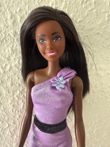 Dunkelhäutige barbie mit - barbie,