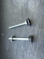 2 Möbelfüße von Ikea Pax Schrank, einmal mit der zugehörigen Kralle