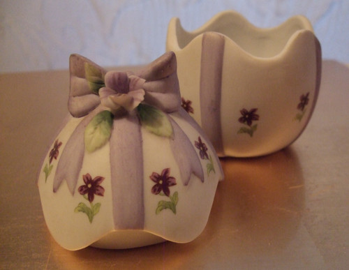 Eierdose mit blütenschmuck - eierdose,