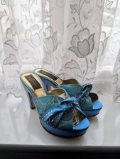 Puderblaue hochhackige