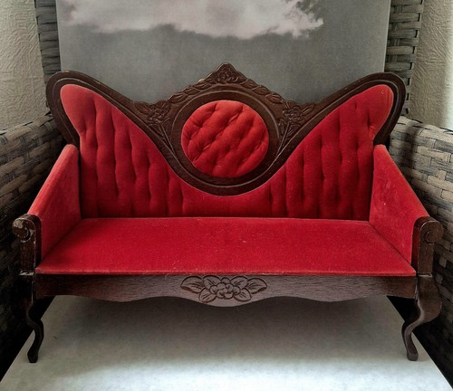 Ein filigranes puppensofa aus - filigranes,
