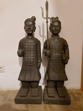 Asiatische FIguren dunkel-schwarz, Höhe ca. 120 mit Metall-Stab