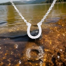 schöne Kette mit Hufeisen