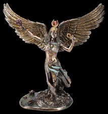 Isis Figur an Teich mit