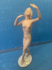 Nackte Tänzerin aus Porzellan