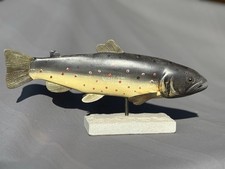 Elli Malevolti Fisch Skulptur mit Metallflossen