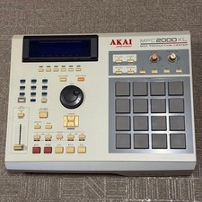 AKAI MPC 2000XL Sampler 8
